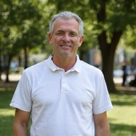 Hombre de mediana edad con una postura mejorada y una expresión de satisfacción